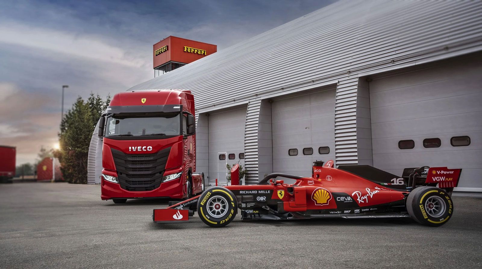 Δύο IVECO S-Way στα χρώματα της Scuderia Ferrari