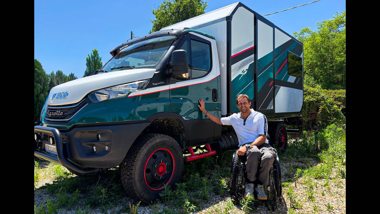 Ο Diego Gastaldi δίπλα σε IVECO Daily Tigrotto 4x4 