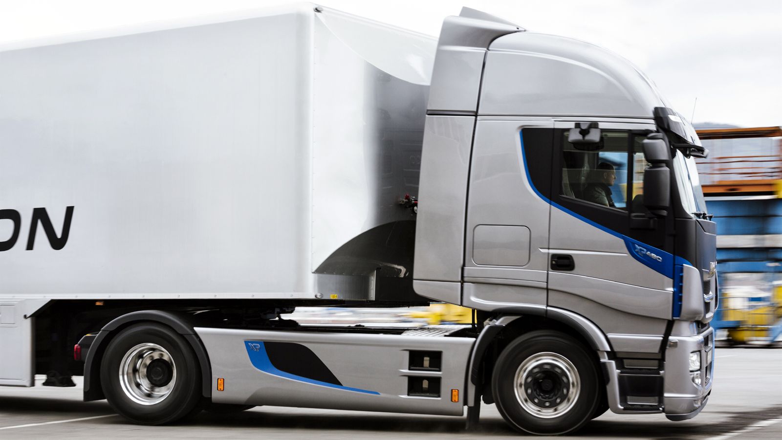 Η νέα γενιά του Iveco Stralis, θα εφοδιάζεται με ελαστικά Michelin X Line Energy ως πρώτη επιλογή σε μια προσπάθεια εξοικονόμησης καυσίμου.