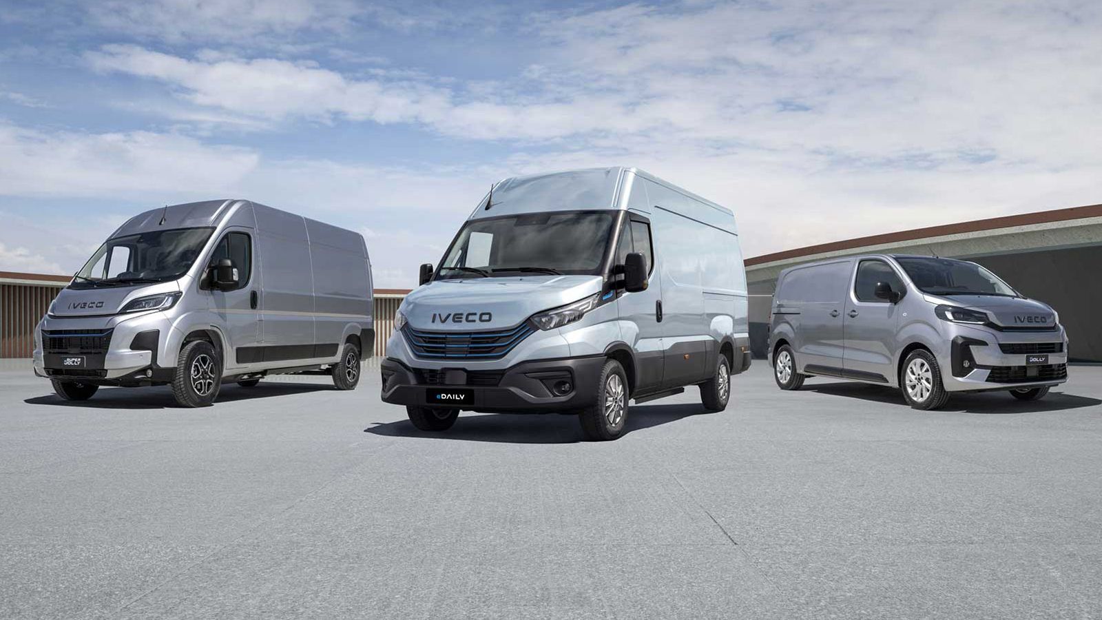 Με την προσθήκη των νέων eSuperJolly (αριστερά) & eJolly (δεξιά) και το νέο eDaily (κέντρο) η γκάμα της Iveco θα προσφέρει ηλεκτρικές επιλογές με μεικ