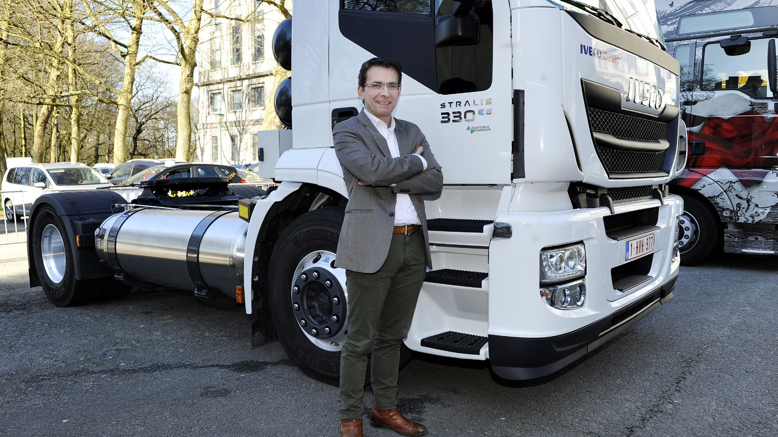 Ο πρόεδρος της Iveco, κ. Pierre Lahutte, μαζί με το Iveco Stralis LNG Natural Power με κινητήρα φυσικού αερίου.