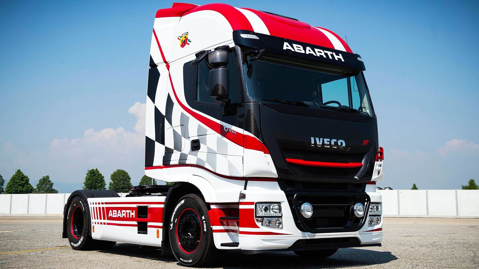 Στο πλαίσιο της συνεργασίας της με την Abarth, η Iveco αναμένεται να δημιουργήσει 124 συλλεκτικές εκδόσεις του Stralis XP με την ονομασία «Abarth Emot
