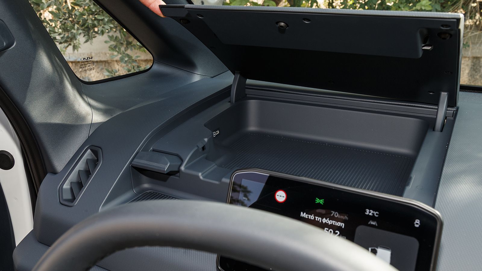 Kia PV5 Cargo: λεπτομέρεια, θήκη στο ταμπλό, μπροστά από τον οδηγό