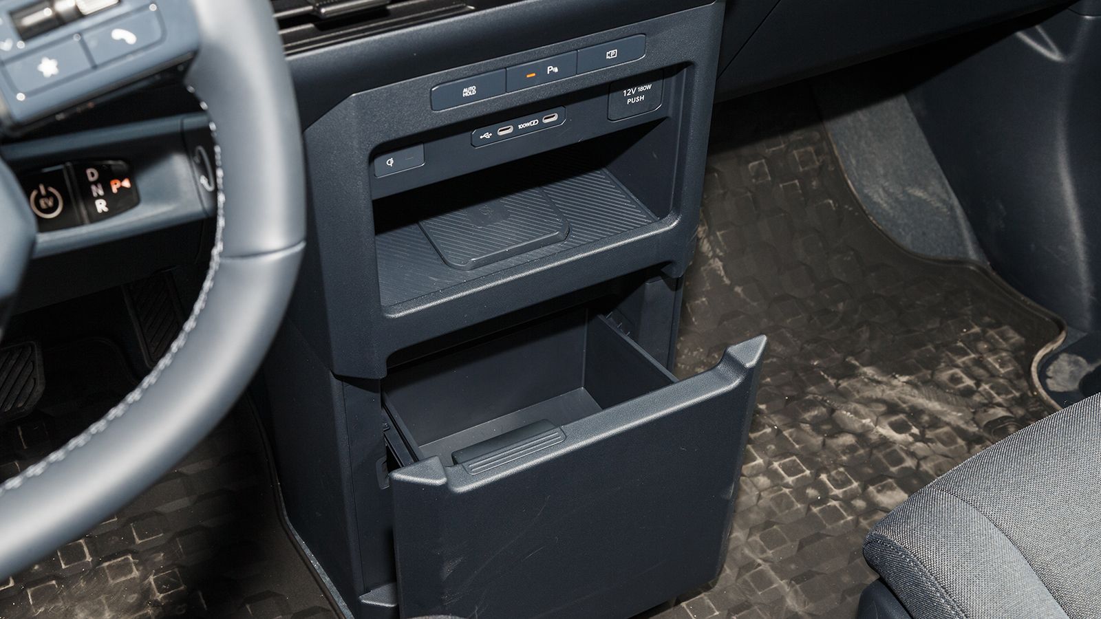 Kia PV5 Cargo: θήκη στη βάση της κεντρικής κονσόλας