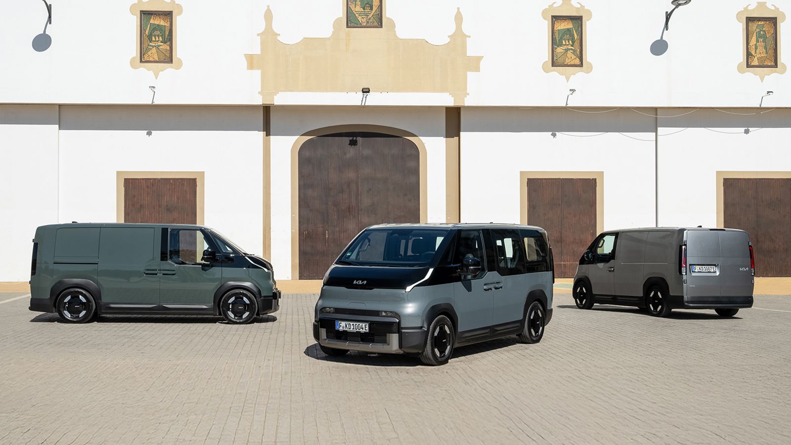 Παραλλαγές αμαξώματος του Kia PV5 Cargo, στατικές, από διαφορετικές όψεις.