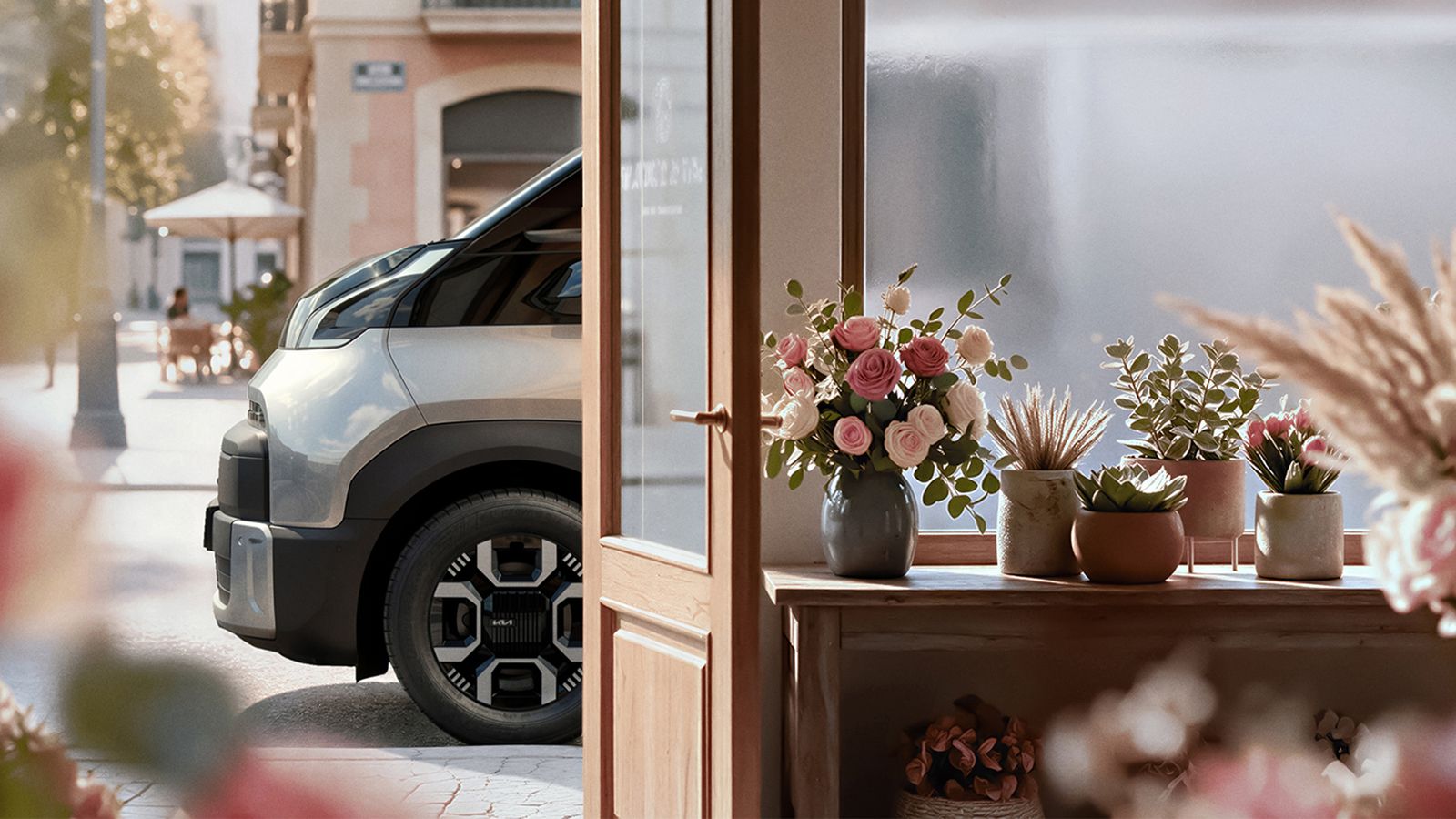 Kia PV7: λεπτομέρεια από την εξωτερική όψη, πλαϊνό φτερό, κρυμμένο πίσω από βιτρίνα καταστήματος. 