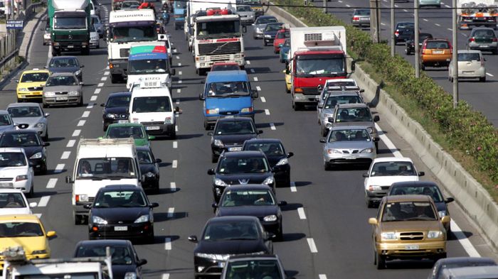 Νέο τρόπο υπολογισμού των Τελών Κυκλοφορίας για το 2017 καθώς και την καθιέρωση νέου αυτοκόλλητου σήματος, επεξεργάζεται το υπουργείο Οικονομικών.