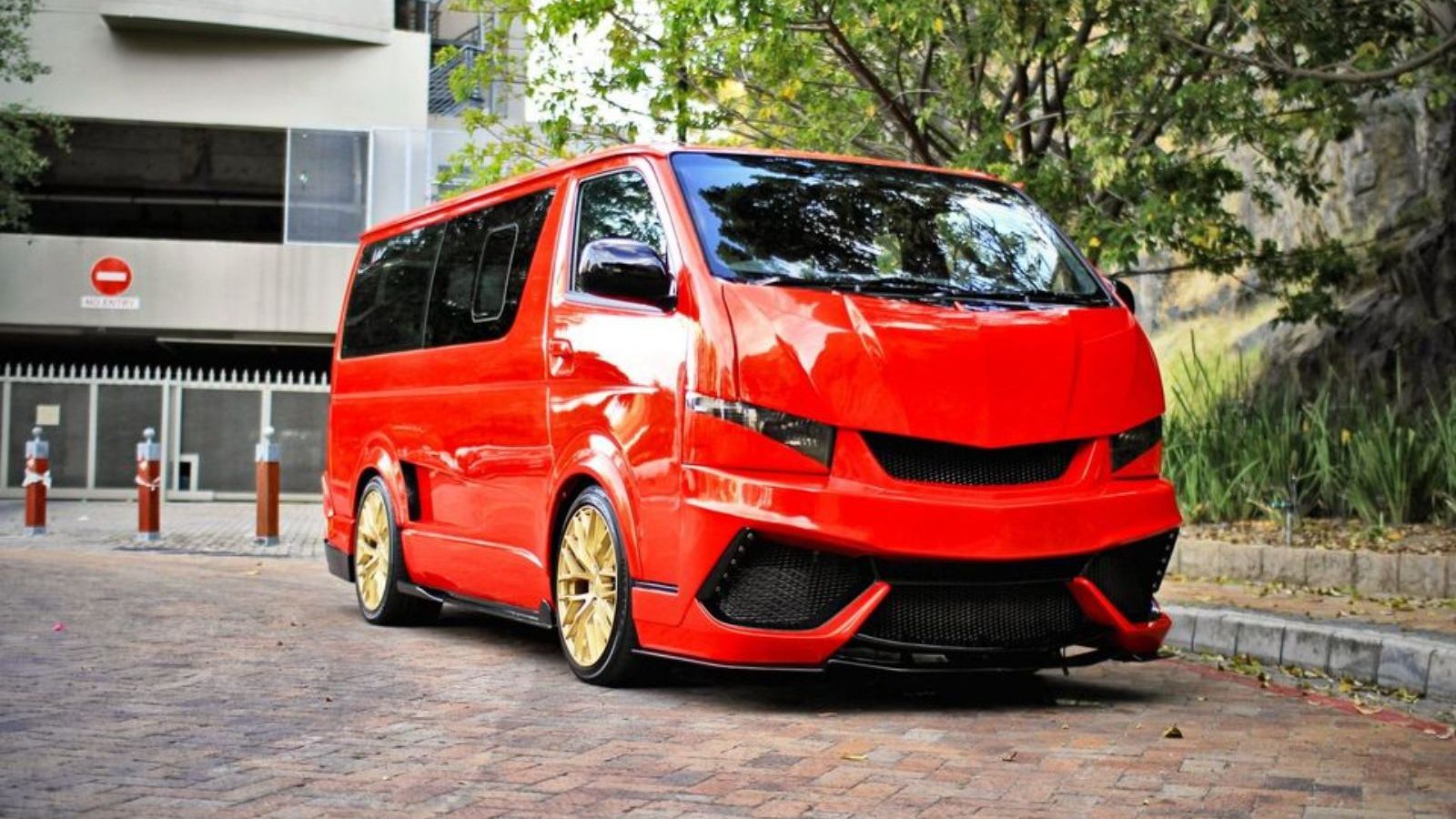 Αυτό που κάποτε ήταν ένα ταπεινό (έως βαρετό) Toyota, διεκδικεί τις δάφνες του πιο ξεχωριστού taxi. Δείτε τους λόγους...