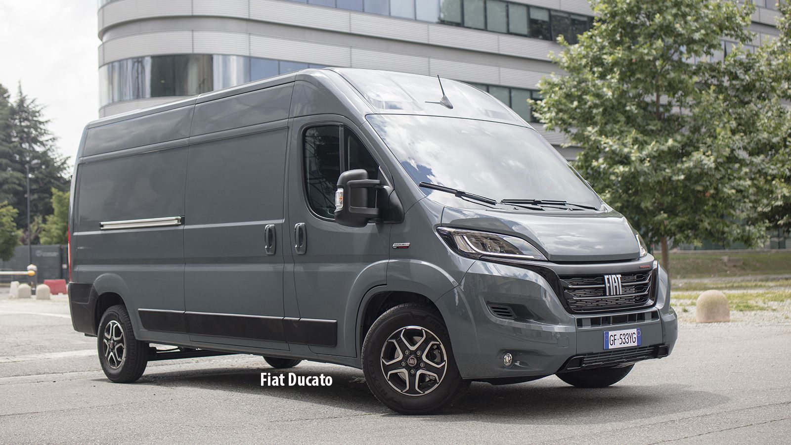 Το μηνιαίο μίσθωμα για το Fiat Ducato είναι γύρω στα 330 ευρώ.