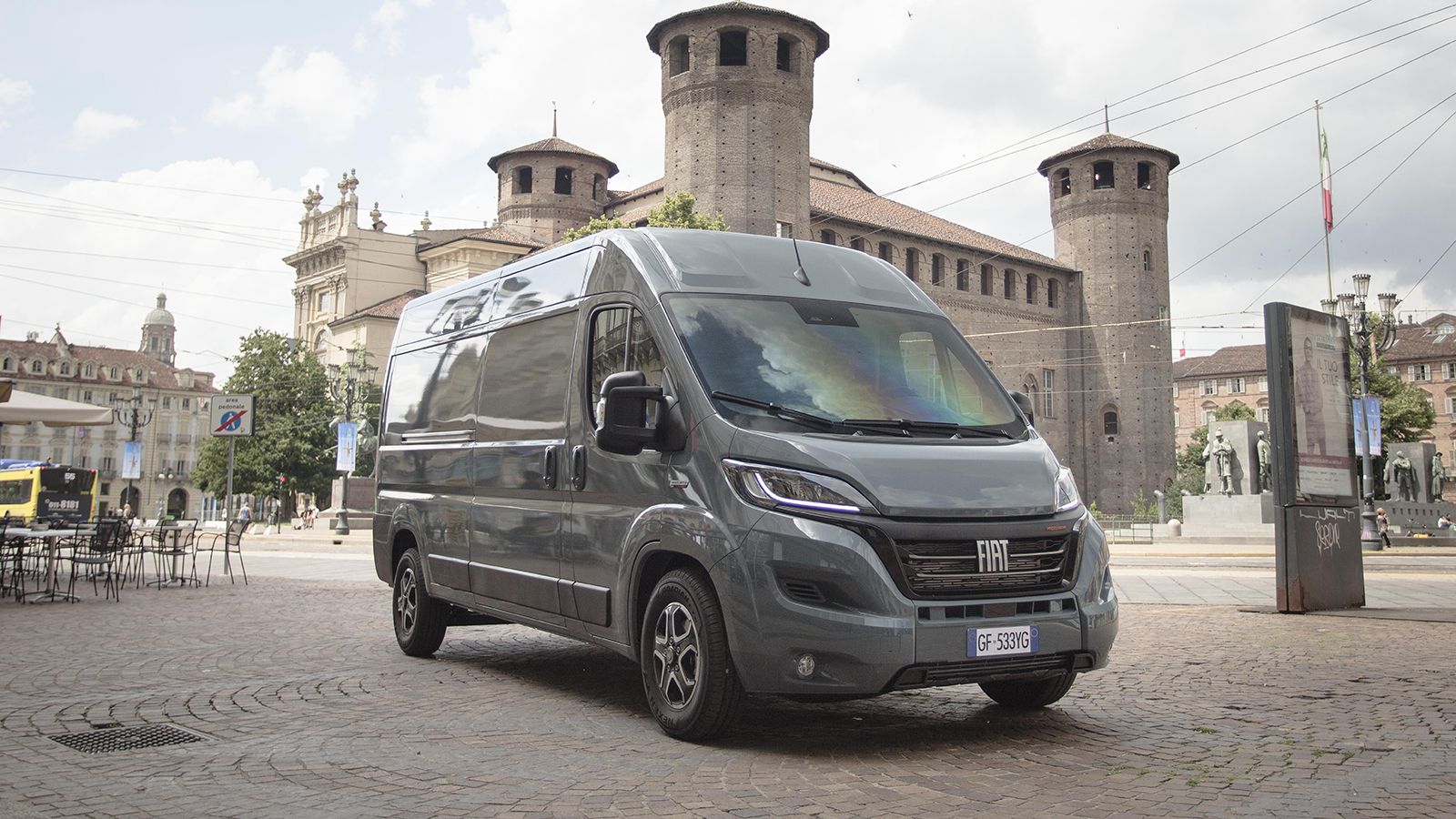 Το πλήρως ανανεωμένο το 2021 Fiat Ducato είναι σε θέση να προσφέρει πολλά περισσότερα σε θέματα άνεσης, ασφάλειας, αποδοτικότητας, πρακτικότητας αλλά 