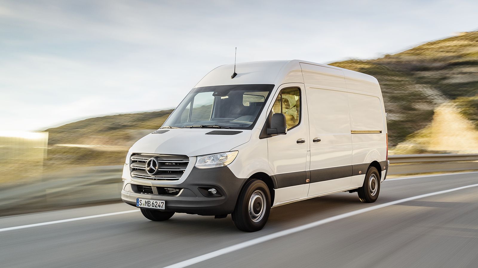 Την αίγλη των επιβατικών μοντέλων της Mercedes-Benz φέρνει στα ελαφρά επαγγελματικά οχήματα το Sprinter.