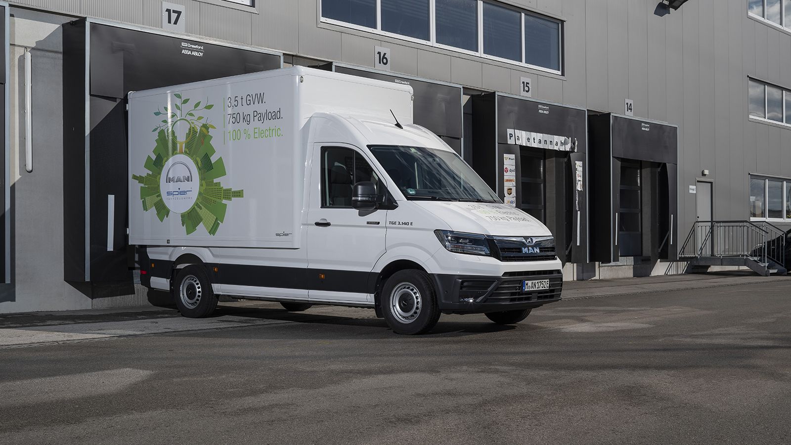 Με κιβωτάμαξα (φωτό) και σταθερή ή ανατρεπόμενη καρότσα διατίθεται πλέον το ηλεκτρικό MAN eTGE.