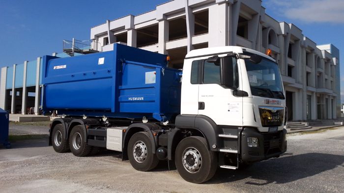 Η MAN Ελλάς παρέδωσε στον Δήμο Αγρινίου ένα νέο 4αξονικό TGS με κινητήρα τεχνολογίας Euro6 για τις ανάγκες διαχείρισης των απορριμμάτων του. 