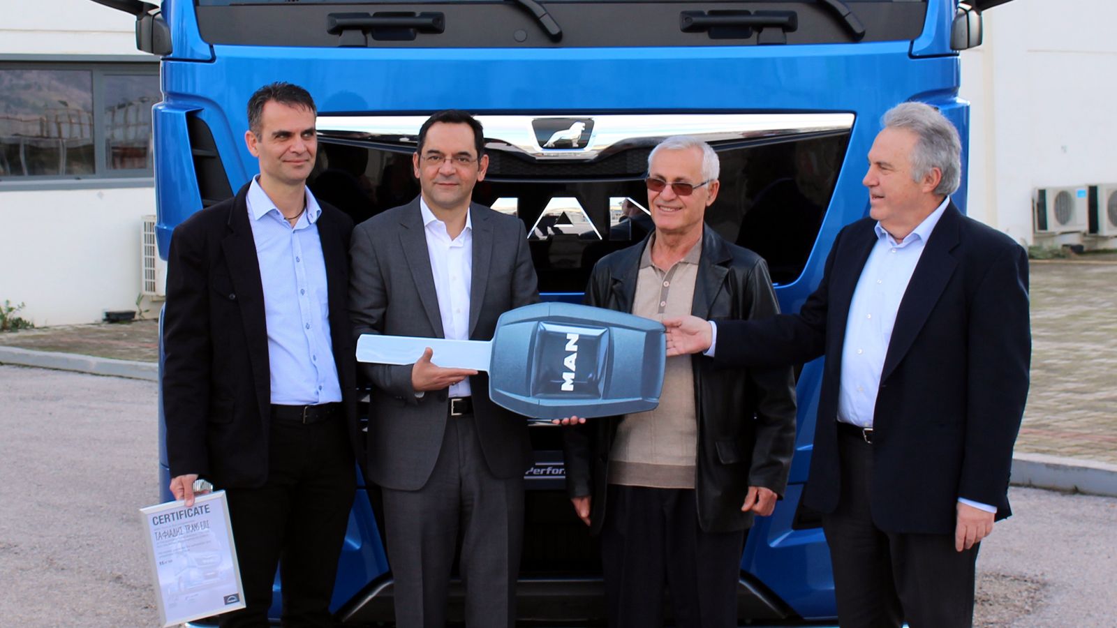 Η στιγμή της παράδοσης του ΜΑΝ TGX PerformanceLine Edition. Από αριστερά: ο κ. Νικ. Ταφιάδης, ο κ. Λ. Δρούκαλης (Διευθύνων Σύμβουλος ΜΑΝ Ελλάς ΑΕ), ο 