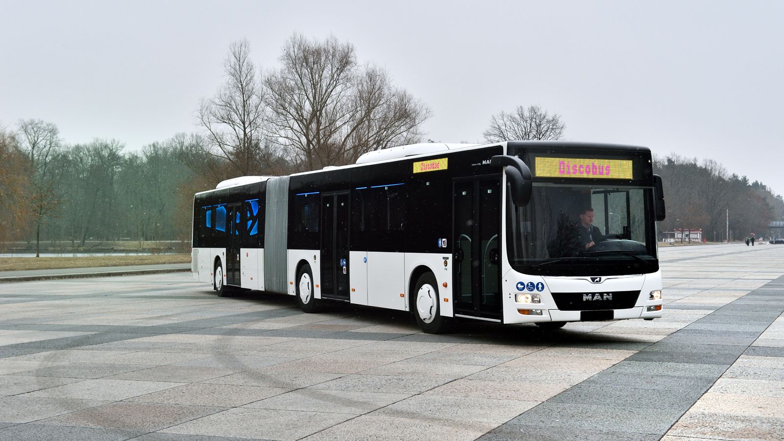 Το πρωτότυπο «Discobus» της MAN είναι ένα κανονικό κέντρο διασκέδασης… επί τροχών που βασίζεται στο αρθρωτό λεωφορείο LionΆs City GL με μήκος 18