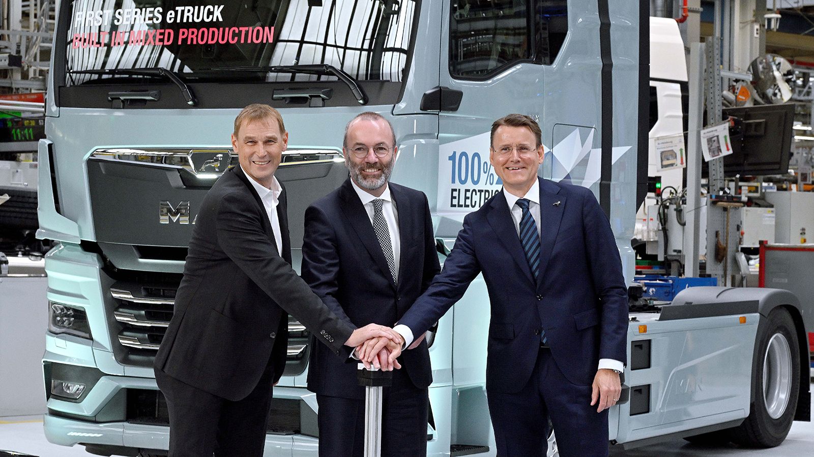 O διευθυντής παραγωγής της ΜΑΝ, κ. Mickael Kobriger (αριστερά), μαζί με τον κ. Manfred Weber, ευρωβουλευτή και πρόεδρο του Ευρωπαϊκού Λαϊκού Κόμματος 