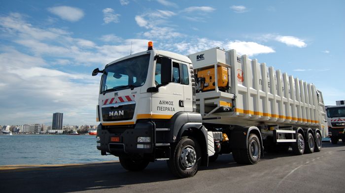 Τα νέα ΜΑΝ TGS 18.480 4x4 με συρόμενα, αποτελούν τα πιο βαριά απορριμματοφόρα που απέκτησε ο δήμος Πειραιά κατά την ανανέωση του στόλου του.