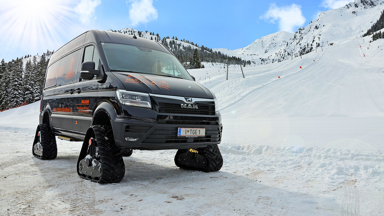 H MAN Truck & Bus παρουσίασε μια ειδική διασκευή με… ερπύστριες για το TGE 4x4. 