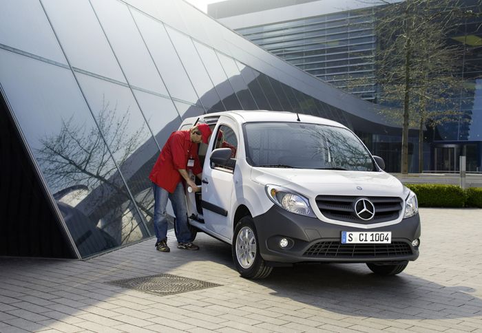 Το Citan υιοθετεί πρώτο τη νέα σχεδιαστική φιλοσοφία των ελαφρών επαγγελματικών της Mercedes-Benz.