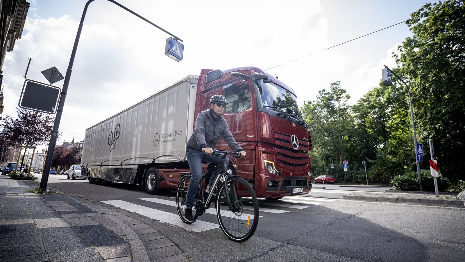 Μεγάλη ευκολία για τους οδηγούς που κινούνται σε αστικά κέντρα είναι το σύστημα Sideguard Assist της Mercedes-Benz Trucks.