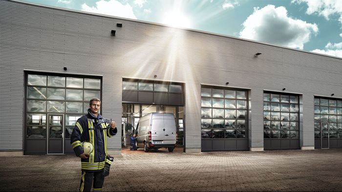 Η Mercedes-Benz προσφέρει ειδικά αυτοκόλλητα με πληροφορίες για τα σωστικά συνεργεία, για όλα τα ελαφρά επαγγελματικά της από το 1996 και μετά.