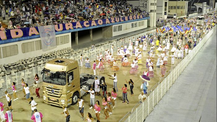 Μια εξαιρετικά πρωτότυπη ιδέα είχε η Mercedes-Benz do Brazil για την προώθηση των προϊόντων της με το Actros να πρωταγωνιστεί στο καρναβάλι του Ρίο.