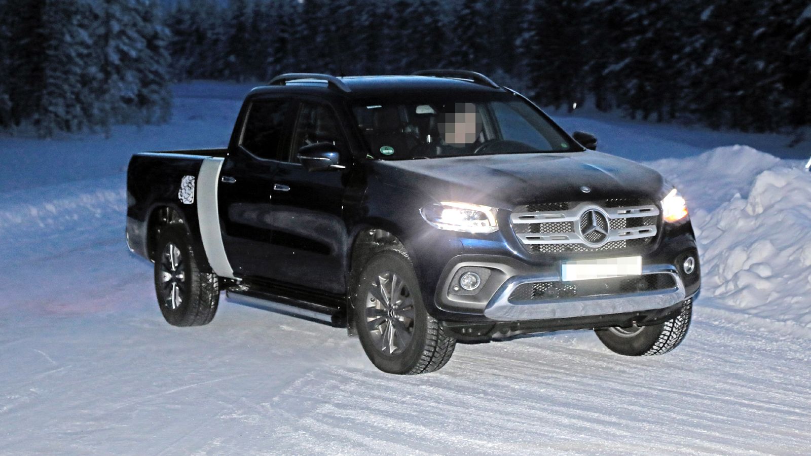 Στις «κατασκοπευτικές» φωτογραφίες που παρουσιάζουμε μπορείτε να δείτε την X-Class με μακρύτερο μεταξόνιο να βρίσκεται σε δοκιμές εξέλιξης.