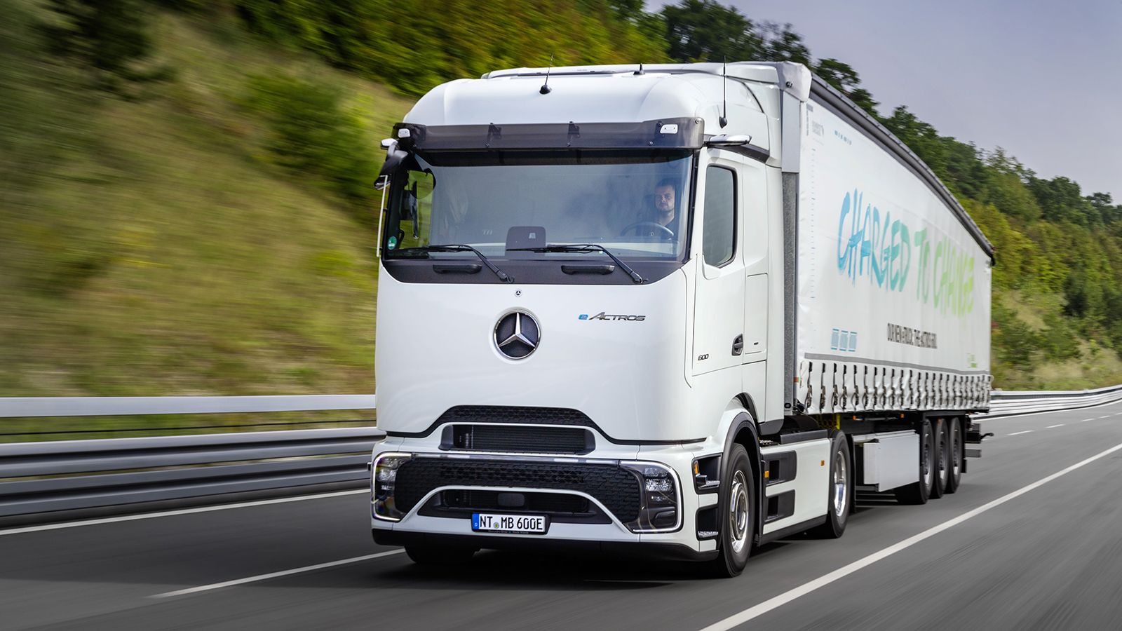 Οι πωλήσεις του νέου Mercedes-Benz eActros 600 ξεκινούν στο άμεσο προσεχές διάστημα και η παραγωγή του μέχρι το καλοκαίρι του 2024. 