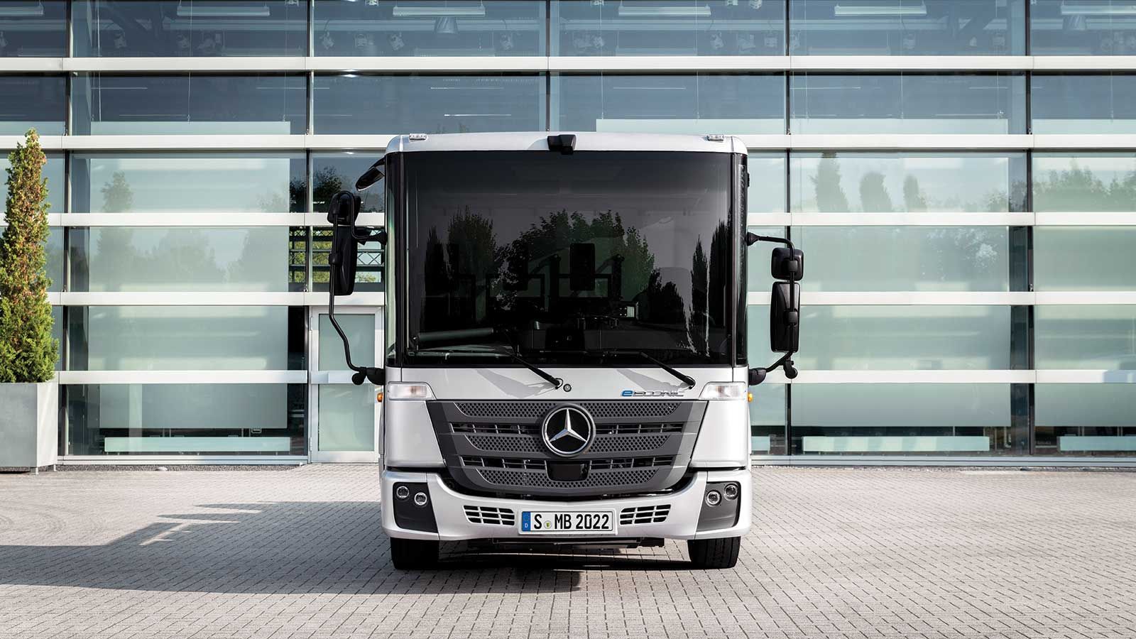 Το Mercedes-Benz eEconic χάρη στις μηδενικές εκπομπές ρύπων του θα συμβάλλει σημαντικά στη μείωση της ατμοσφαιρικής ρύπανσης εντός των πόλεων.