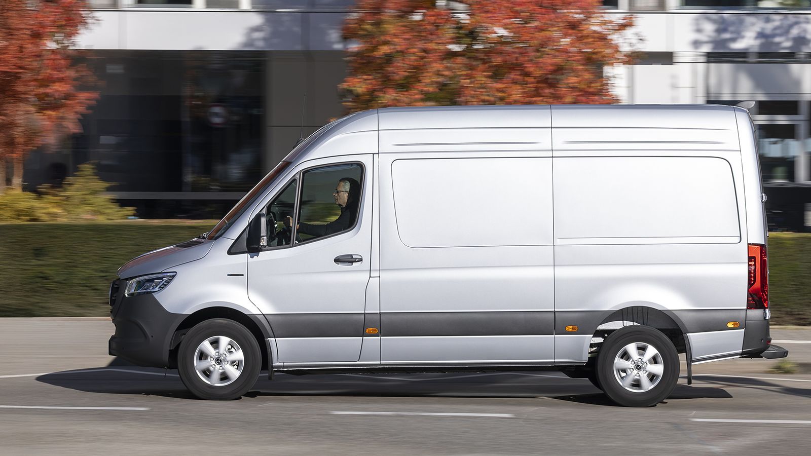 Mercedes-Benz Sprinter Van Ergon σε κίνηση, πλαϊνή όψη