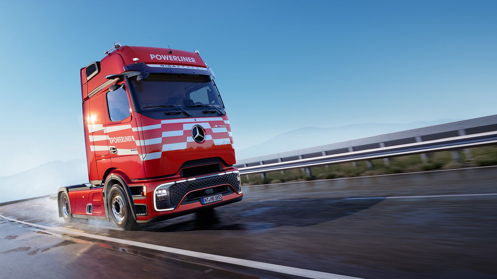 Κόκκινο φορτηγό Mercedes-Benz Actros L Powerliner σε βρεγμένο δρόμο