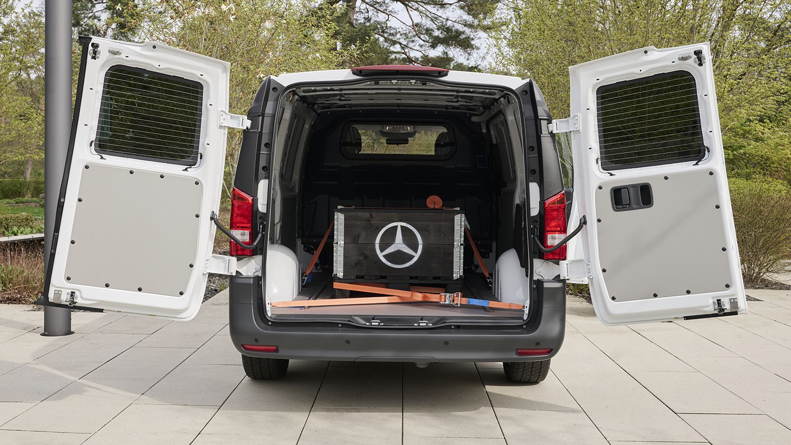 Χώρος φόρτωσης Mercedes-Benz Vito ERGON edition με ανοικτές τις πίσω πόρτες