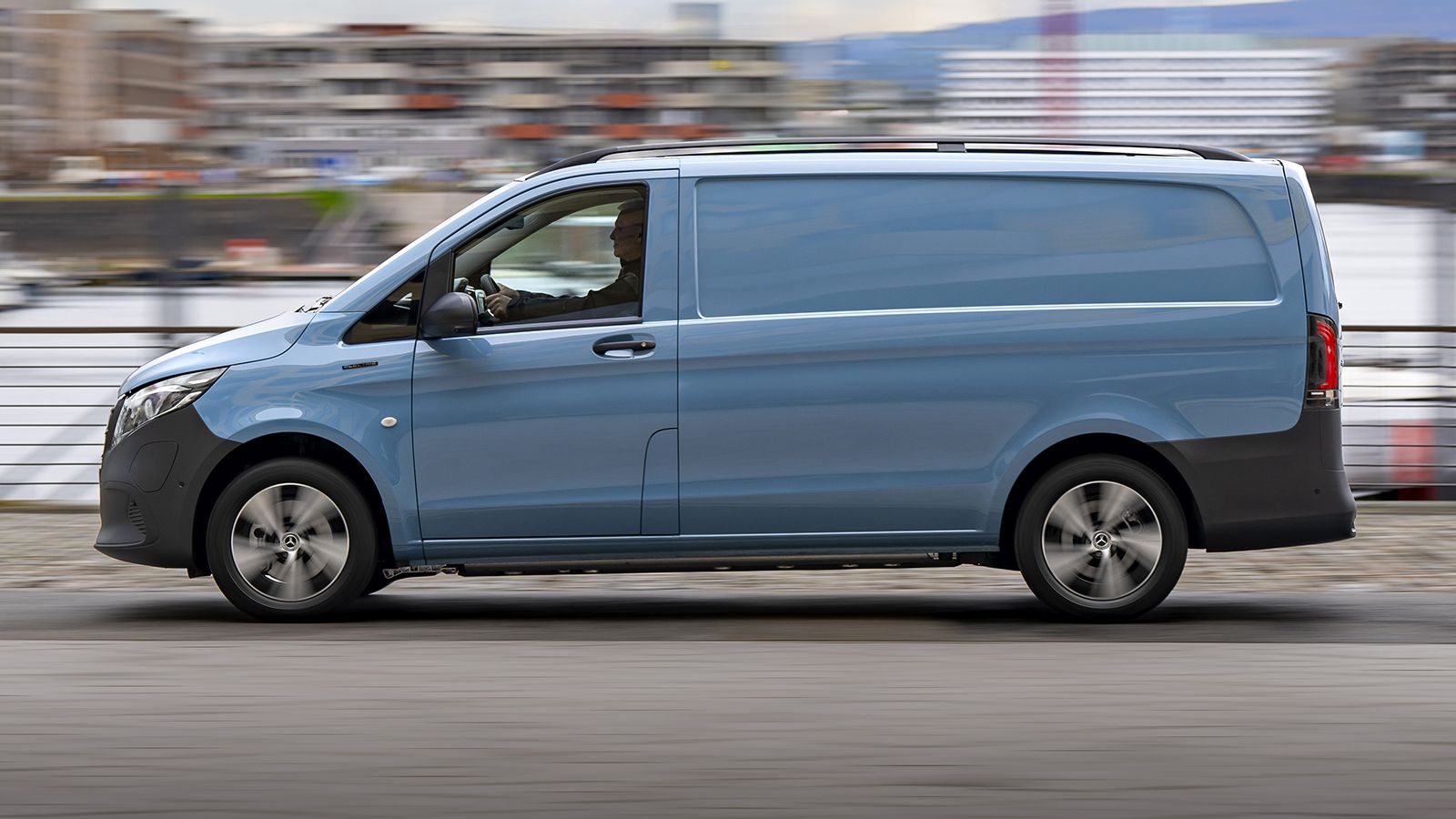 Γαλάζιο Mercedes-Benz Vito ERGON edition σε κίνηση, πλευρική όψη