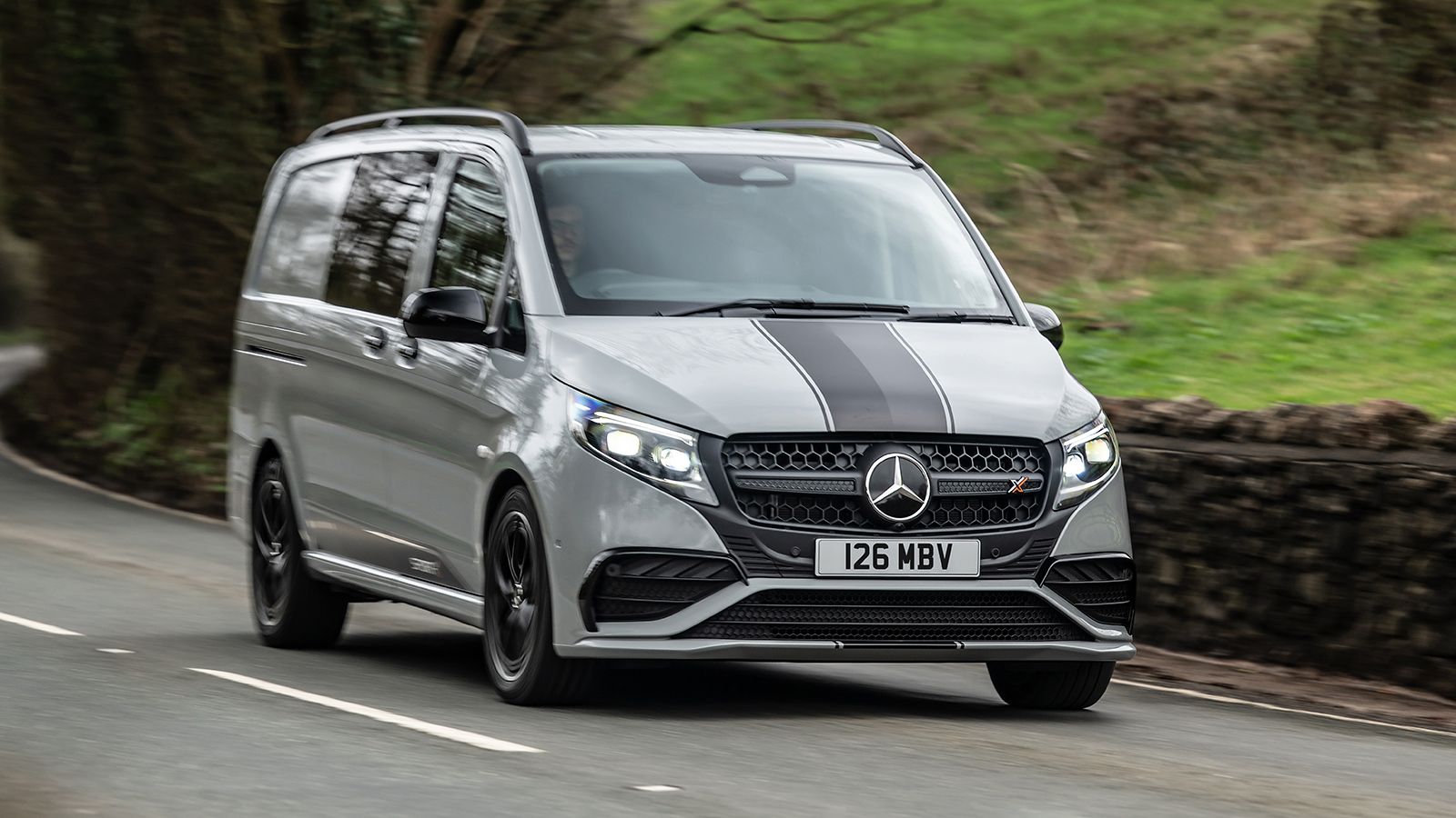 Mercedes-Benz Vito Sport-X σε εμπρός πλάγια λήψη πάνω σε επαρχιακό δρόμο