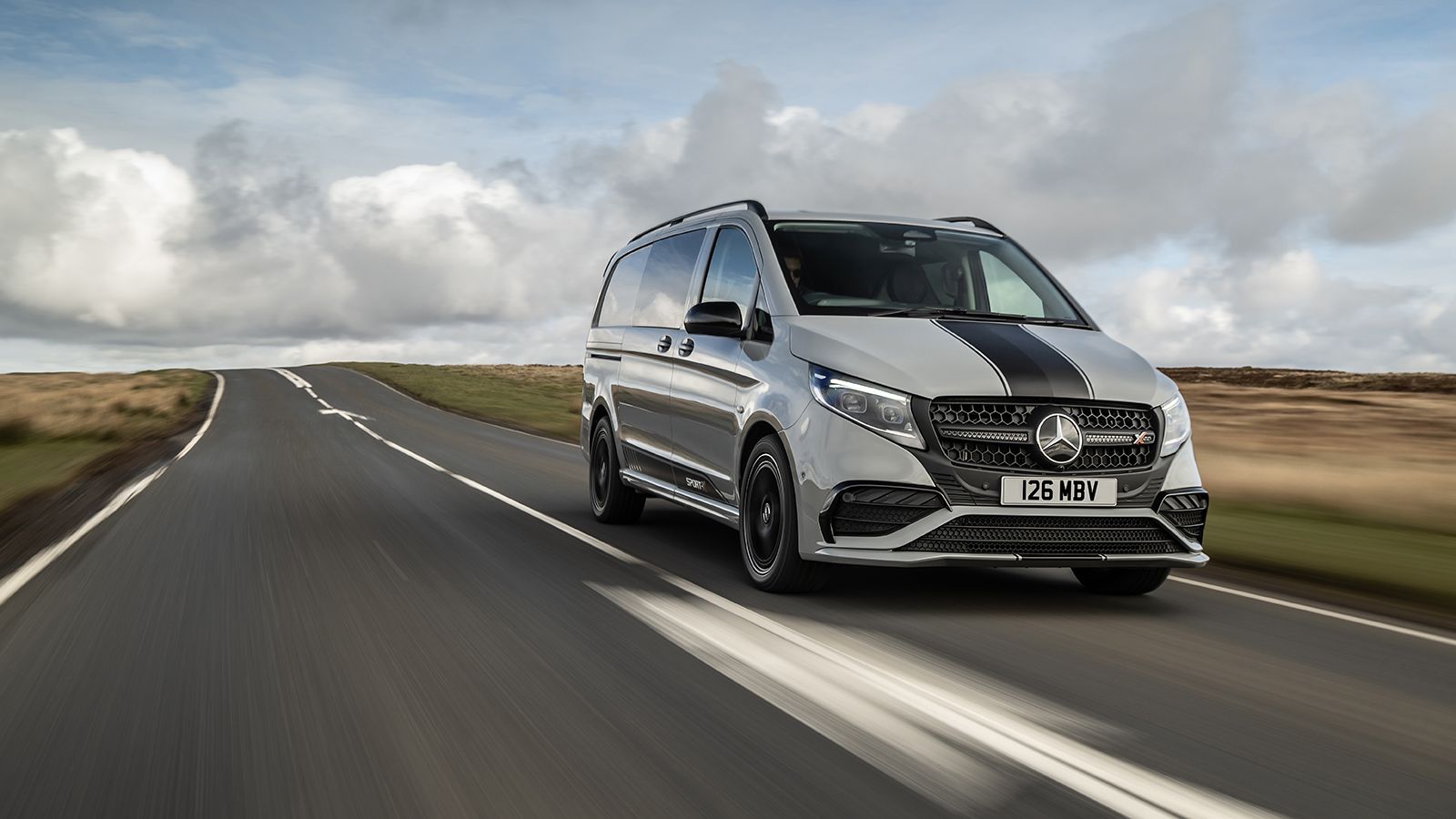 Mercedes-Benz Vito Sport-X σε κίνηση, σε εμπρός πλάγια λήψη