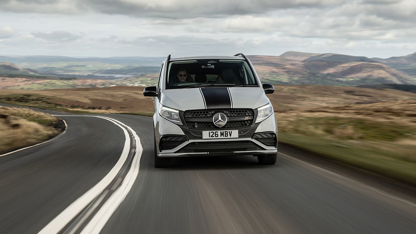 Mercedes-Benz Vito Sport-X σε μετωπική λήψη σε ορεινό δρόμο