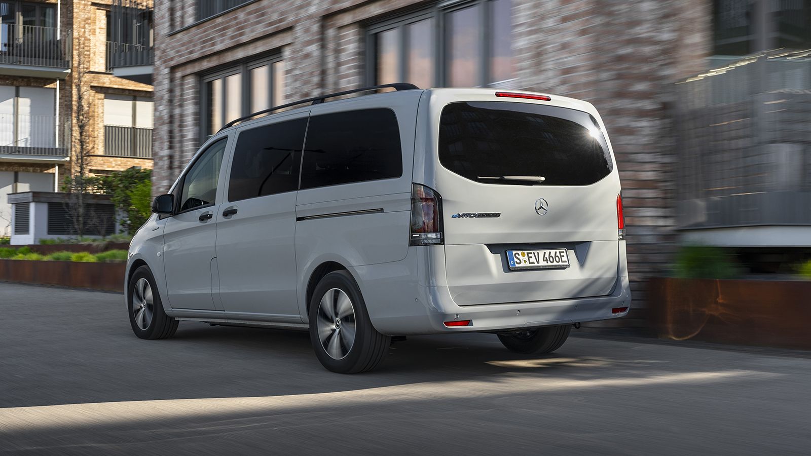 Mercedes-Benz Vito Tourer σε κίνηση, πίσω όψη