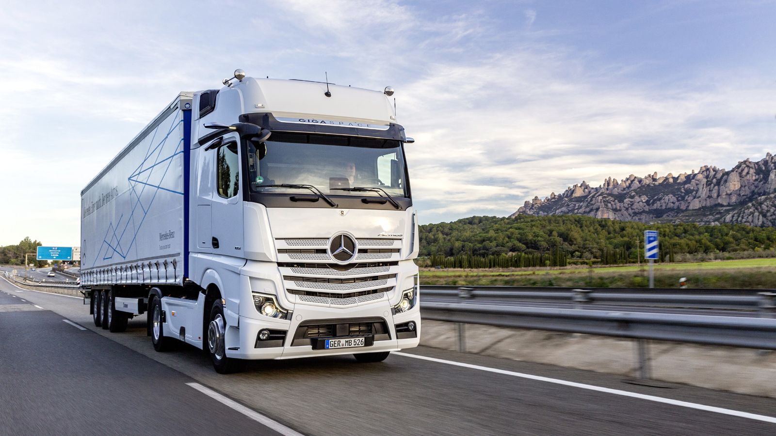 Το νέο Mercedes-Benz Actros είναι ένα από τα πιο προηγμένα τεχνολογικά και πιο αποδοτικά βαρέα φορτηγά σε παγκόσμιο επίπεδο.