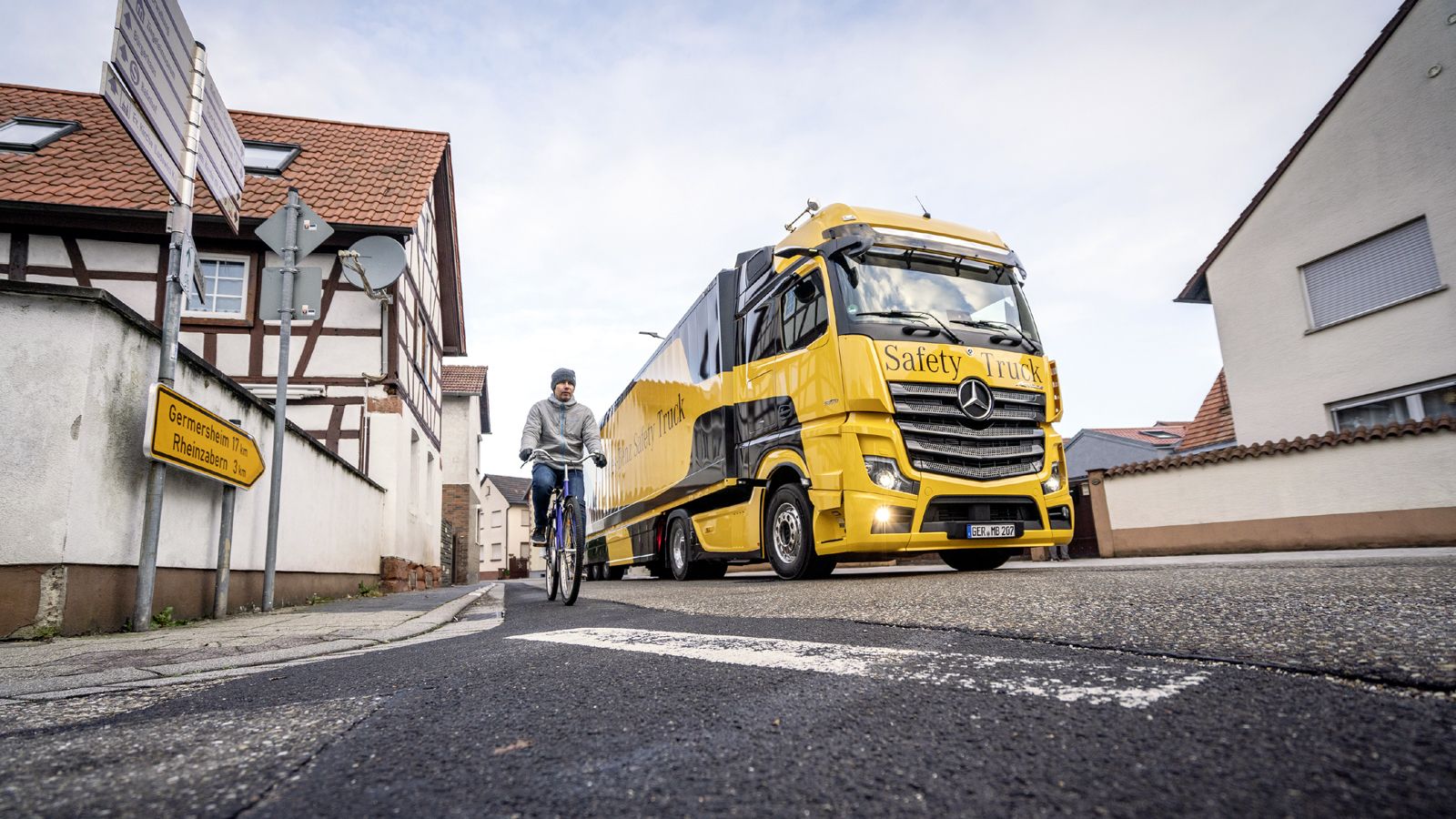 Ακόμη πιο ασφαλές για τους υπόλοιπους χρήστες του δρόμου είναι πλέον το νέο Mercedes-Benz Actros χάρη στην σύμπραξη των συστημάτων Sideguard Assist κα