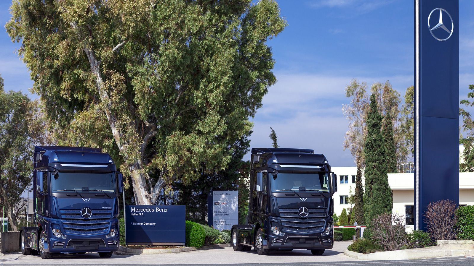 Η Mercedes-Benz Hellas προσφέρει τη δυνατότητα σε όσους το επιθυμούν, να γνωρίσουν από κοντά την επετειακή έκδοση του Actros στις εγκαταστάσεις της.