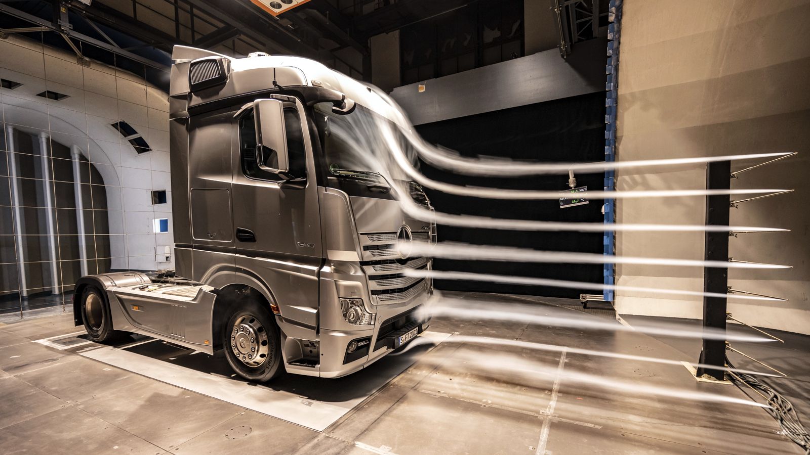 Προκειμένου να εξελιχθεί η σχεδίαση της καμπίνας του νέου Actros δαπανήθηκαν χιλιάδες εργατοώρες σε δοκιμές σε αεροδυναμική σήραγγα.