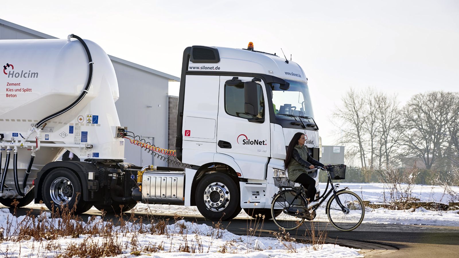 Το νέο σύστημα «Sideguard Assist» της Mercedes-Benz αναλαμβάνει να προειδοποιήσει τον οδηγό για τυχόν… εμπόδια που υπάρχουν στα πλευρά του οχήμα