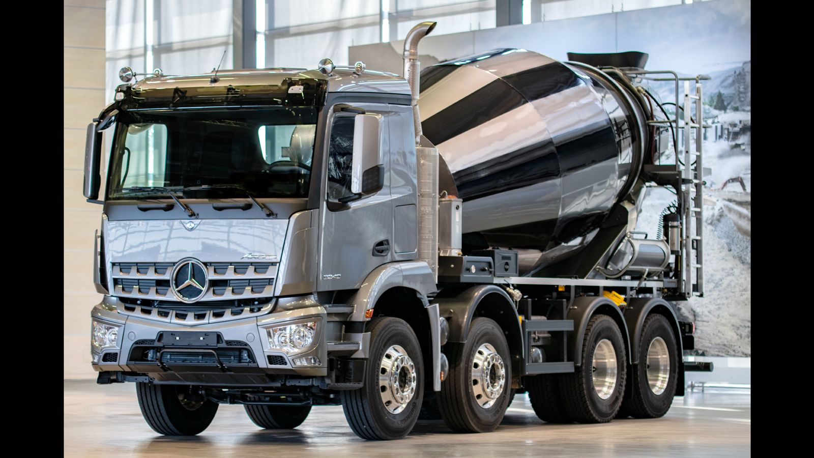 Το νέο Mercedes-Benz Arocs φέρει πολλαπλές τεχνολογικές καινοτομίες ενώ, υιοθετεί πλέον το ψηφιακό «Multimedia Cockpit».