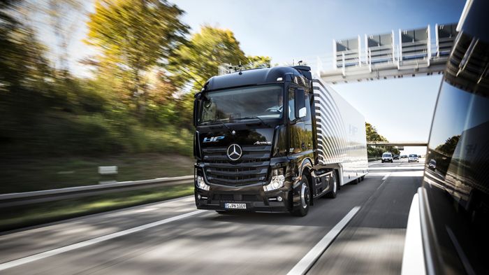Στις 2 Οκτωβρίου, το πρώτο αυτόνομο Mercedes-Benz Actros με σύστημα Highway Pilot κινήθηκε στον αυτοκινητόδρομο Α8 της Γερμανίας σε πραγματικές συνθήκ