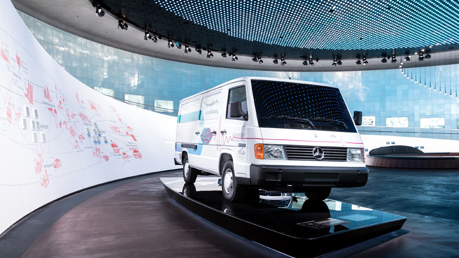 Το πρωτότυπο «NECAR 1» της Mercedes-Benz παρουσιάστηκε το 1994 kai βασίζονταν στο ελαφρύ επαγγελματικό ΜΒ 100 της εταιρείας.