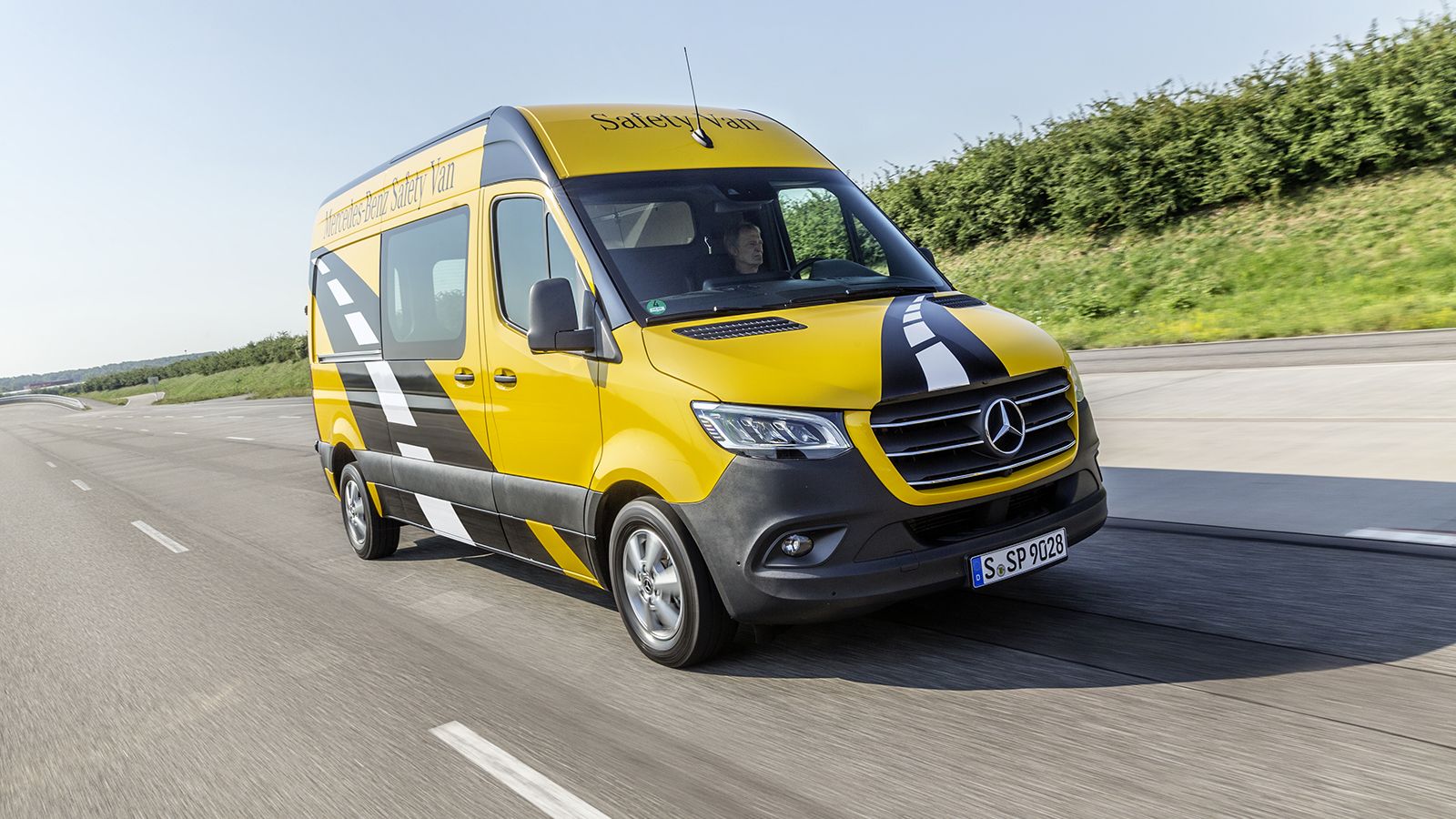 Κατά τη διάρκεια της μακρόχρονης εμπορικής του πορείας, το Mercedes-Benz Sprinter έχει καταφέρει να συνδέσει το όνομα του με την ασφάλεια… 