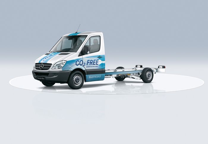 Η πρωτότυπη έκδοση «Sprinter E-CELL» είναι πλήρως ηλεκτροκίνητη και μπορεί να μεταφέρει φορτία βάρους έως και 1,2t. με αυτονομία 135 χλμ. 