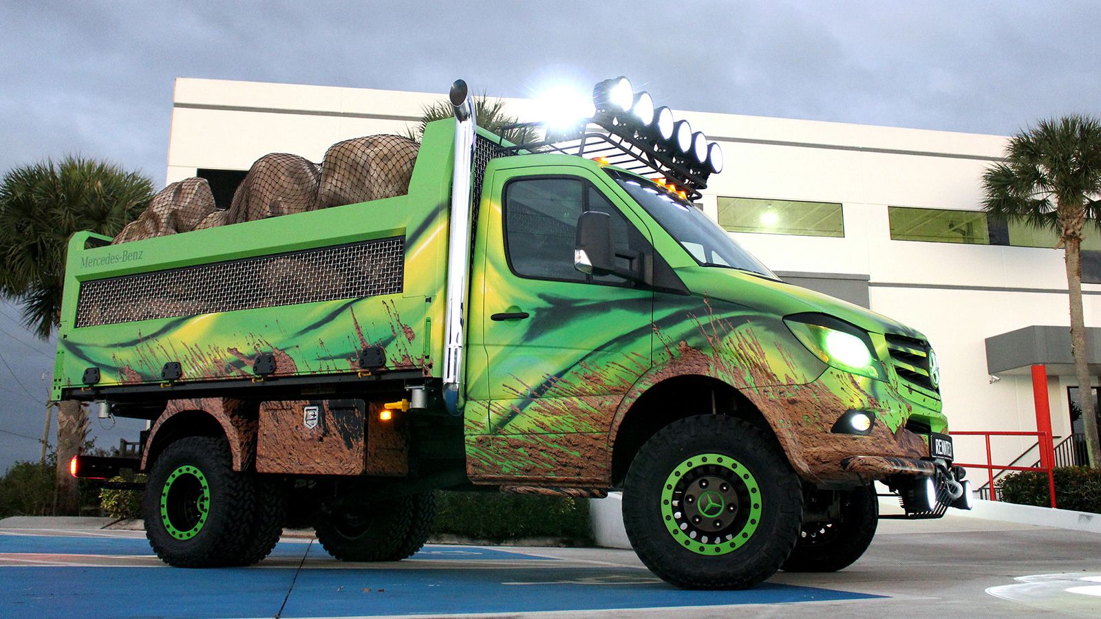 Το Mercedes-Benz Sprinter είναι ένα όχημα που σίγουρα θα… προβλημάτιζε τα όργανα της Τροχαίας αν εμφανίζονταν μέσα στο ΣΚ στην πλατεία Συντάγματ