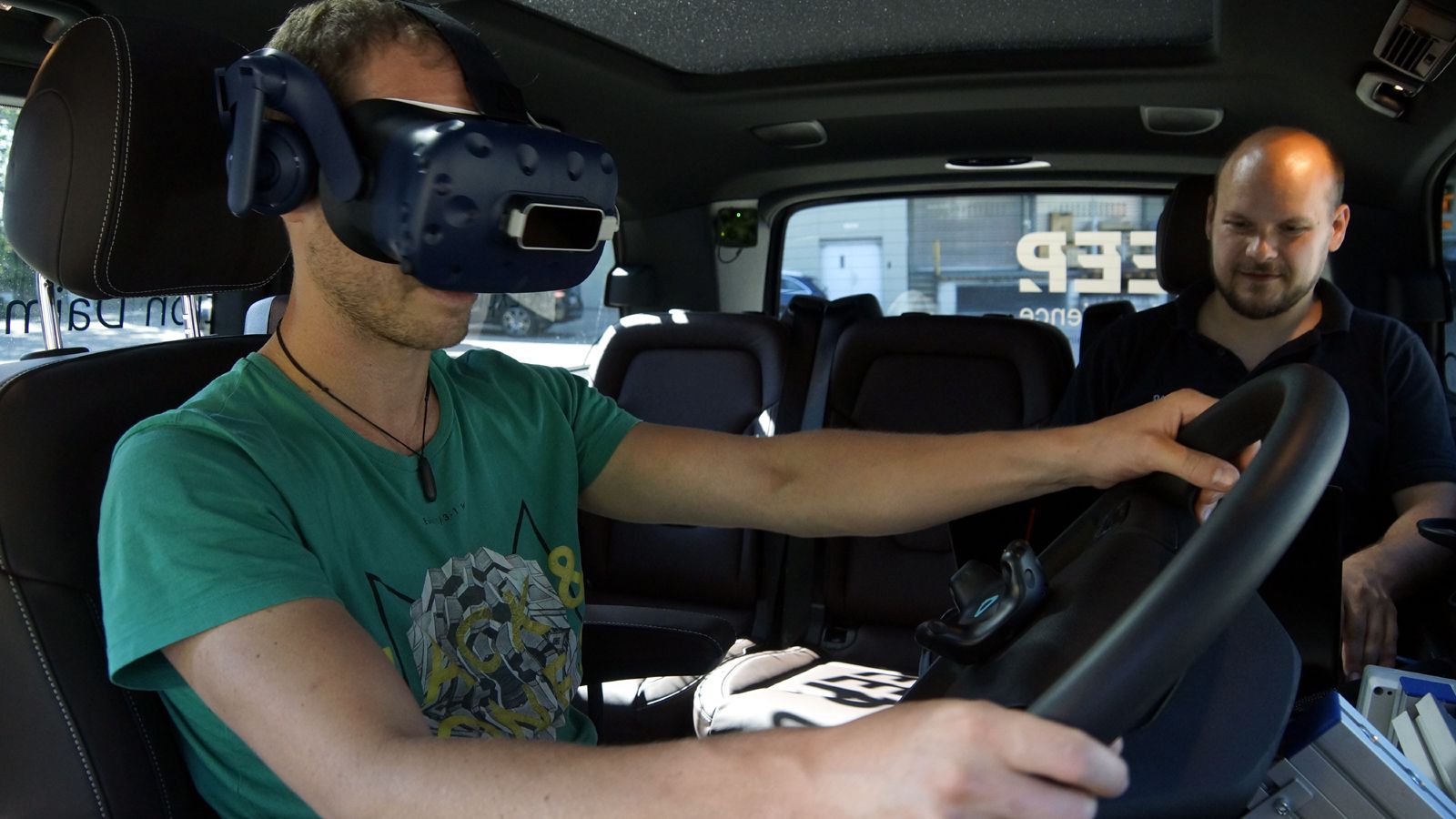 Με τη βοήθεια ενός προσομοιωτή, οι ειδικοί της Mercedes-Benz Trucks θέτουν τυχαίους επαγγελματίες οδηγούς σε περιβάλλον εικονικής πραγματικότητας̷