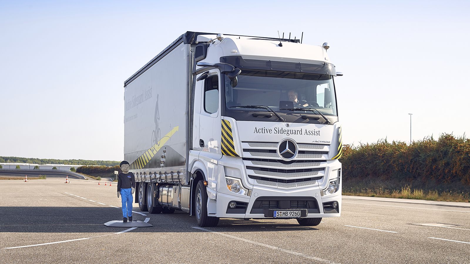 Το Active Sideguard Assist, είναι σε θέση να ανιχνεύει εμπόδια όπως οχήματα, κολώνες, πεζοί, δικυκλιστές κ.ά. στα πλευρά του οχήματος… 
